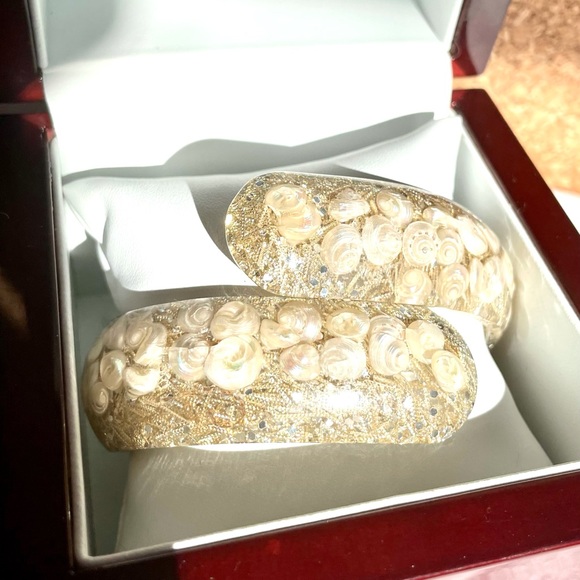 Vintage Lucite shell bracelet - Picture 2 of 6